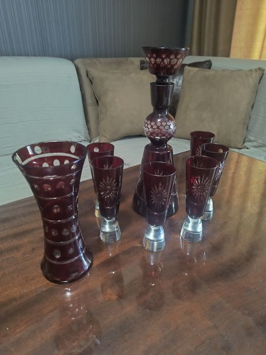 Сервиз от червен кристал