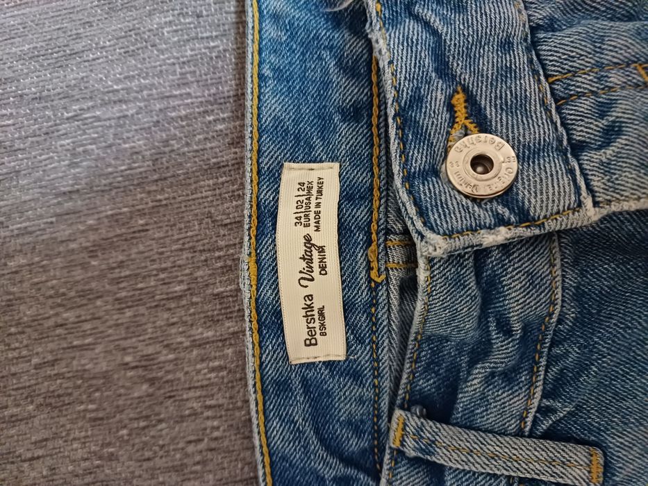 Blugi rupți Bershka Vintage, mărimea 34