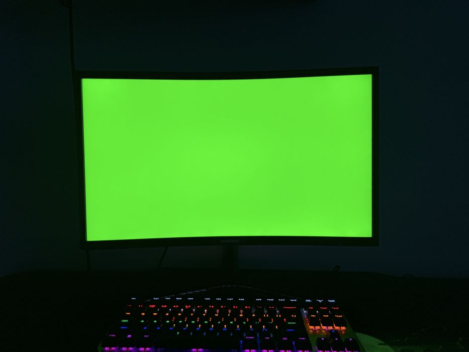 Monitor Samsung, curbat. LED, Freesync, VA, Mat, timp de răspuns 4ms.