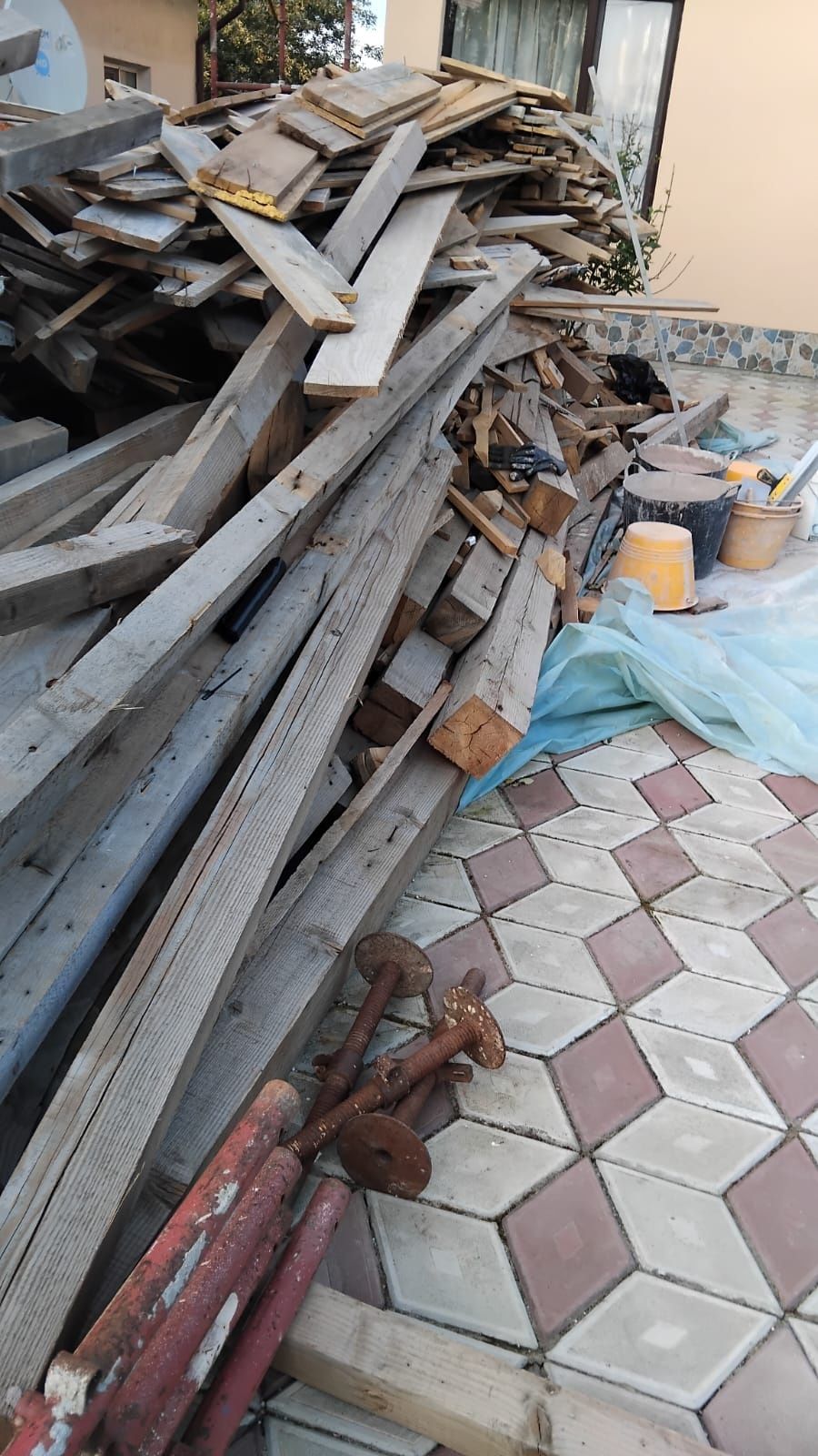 Vând lemne de foc sau pentru construcție