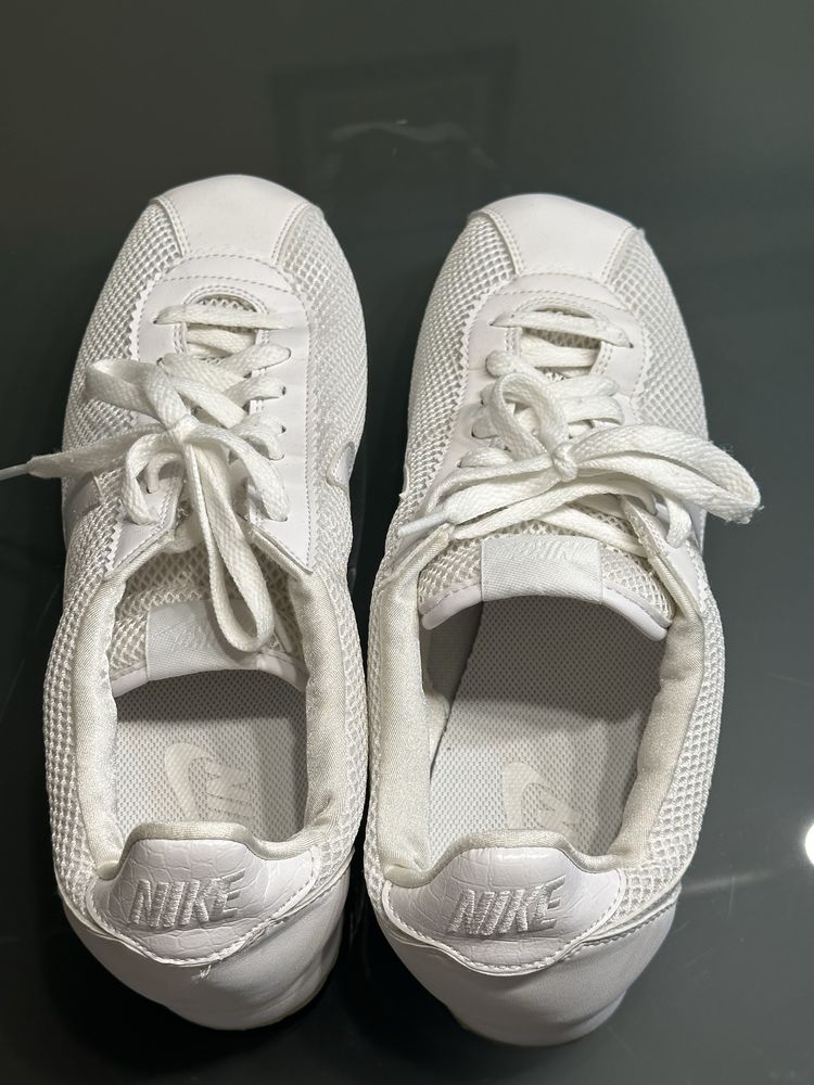 Бели обувки nike