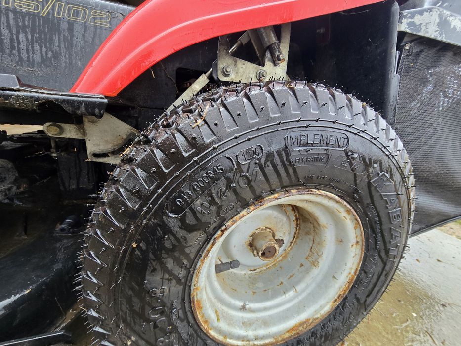 Tractoras tuns iarba/gazon