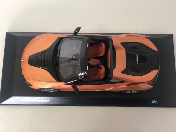 Macheta originala Bmw i8 Roadster scara 1:18