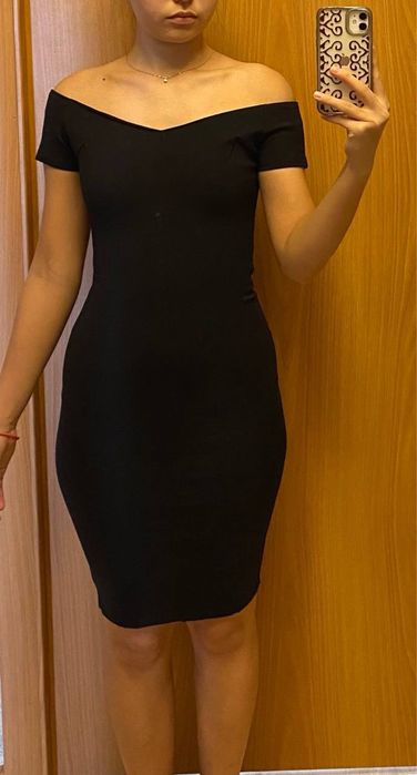 Черное облегающее платье
