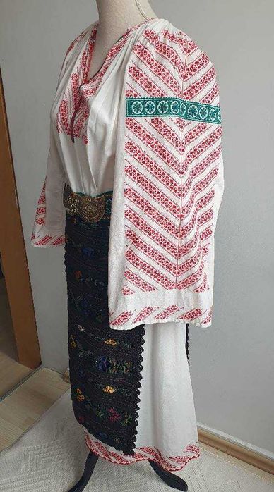 Costum popular (ie/camasa cu poala, catrinte, sorturi, fote, oprege)
