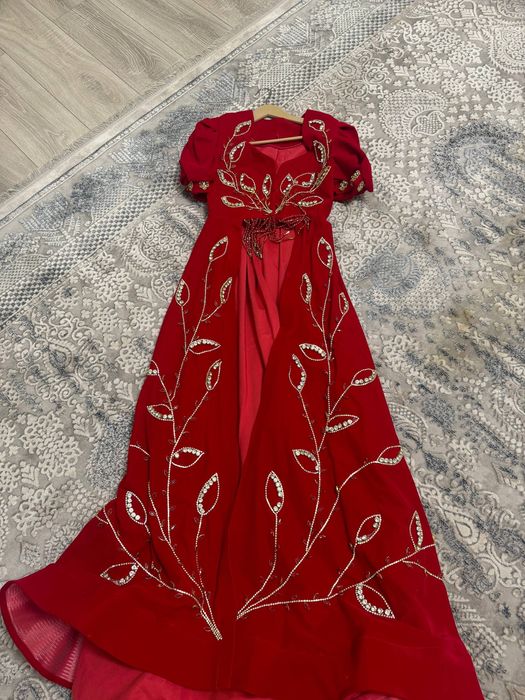 Женское платье почти новое