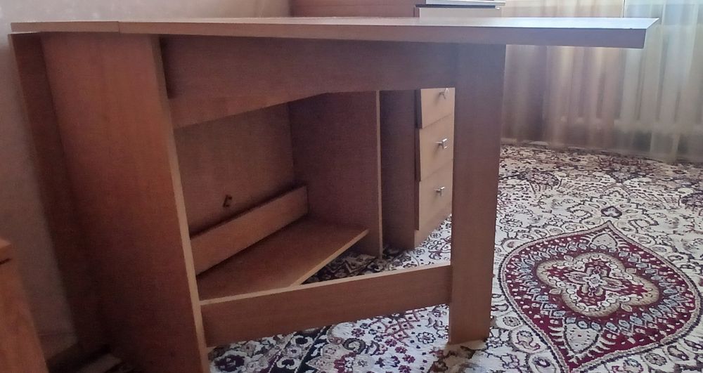 Продам стол-книжка , в хорошем состоянии