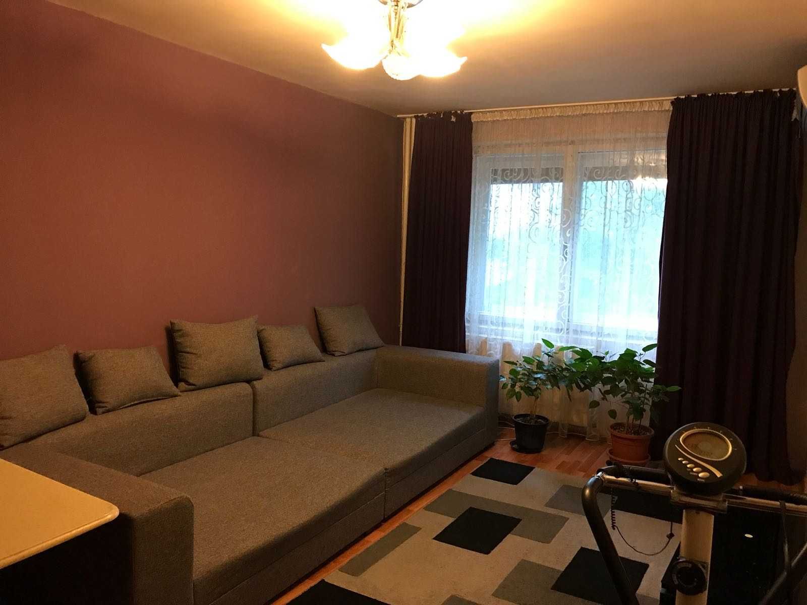 Inchiriez o camera intr-un apartament de 3 camere