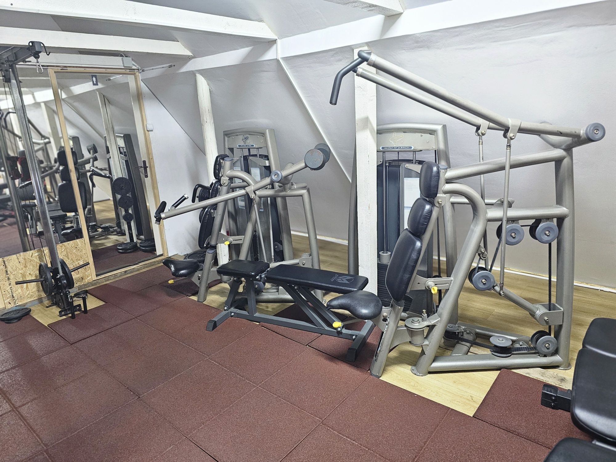 Sală fitness complet echipată