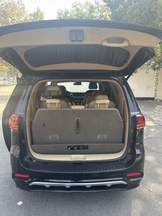 KIA Carnival. Hi limuzin