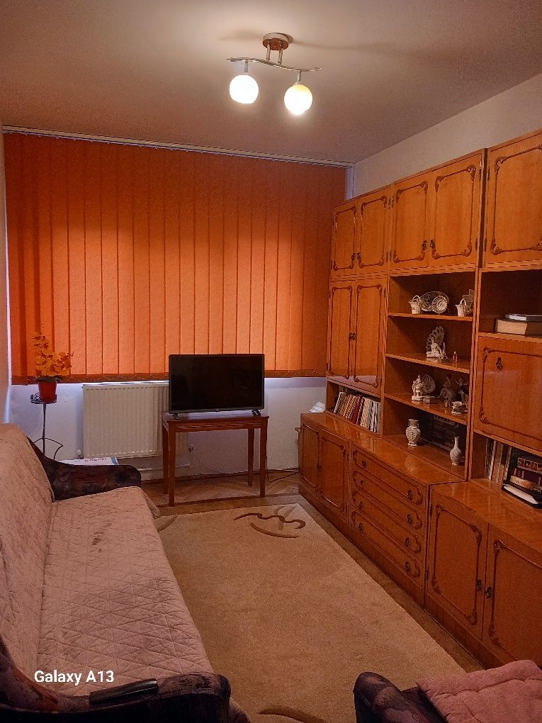 Închiriez apartament.
