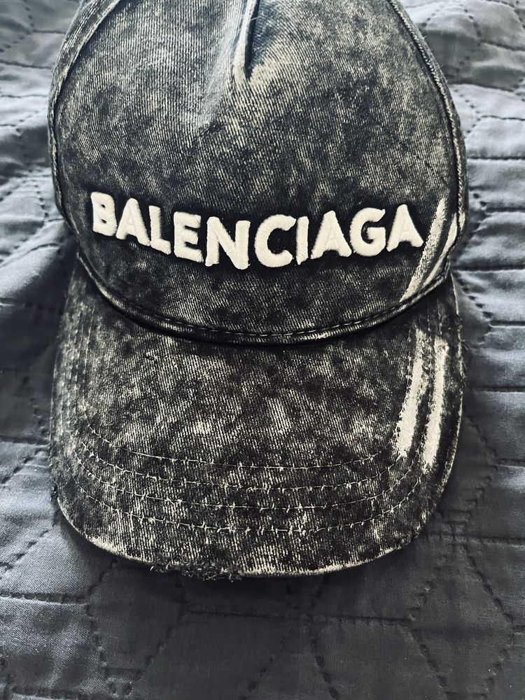 Шапка на Balenciaga