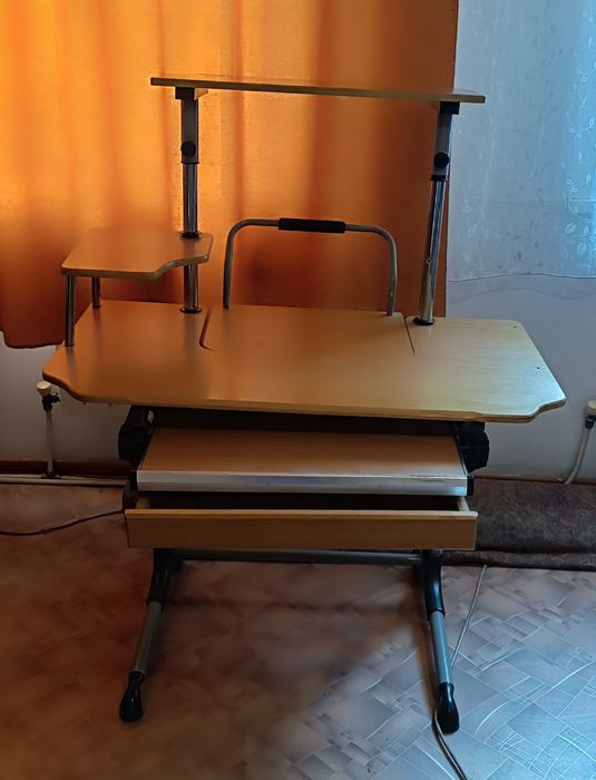 Продам компьютерный стол