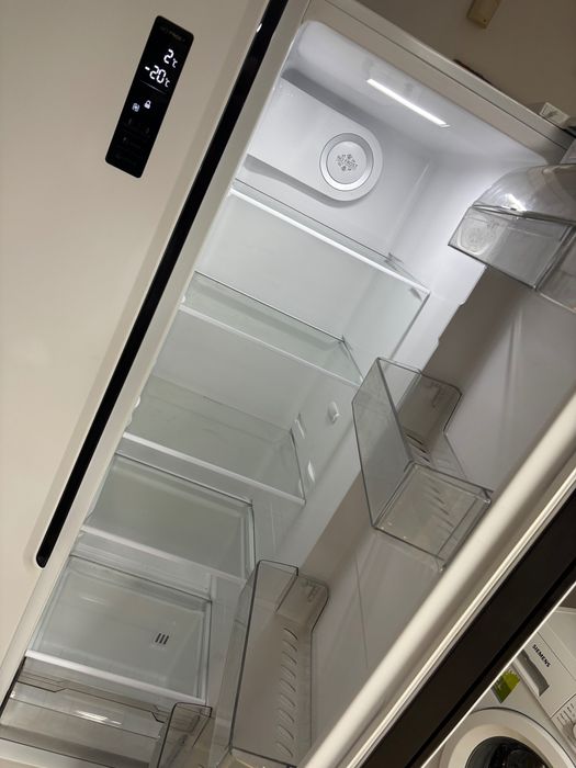 Просторен Side-by-Side No Frost хладилник