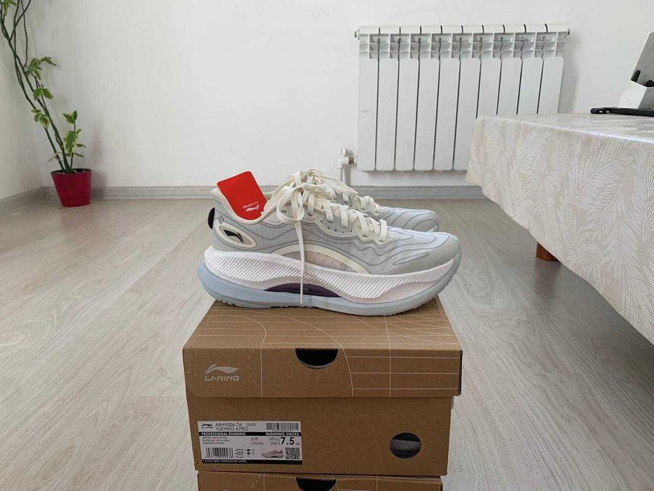 кроссовки женские