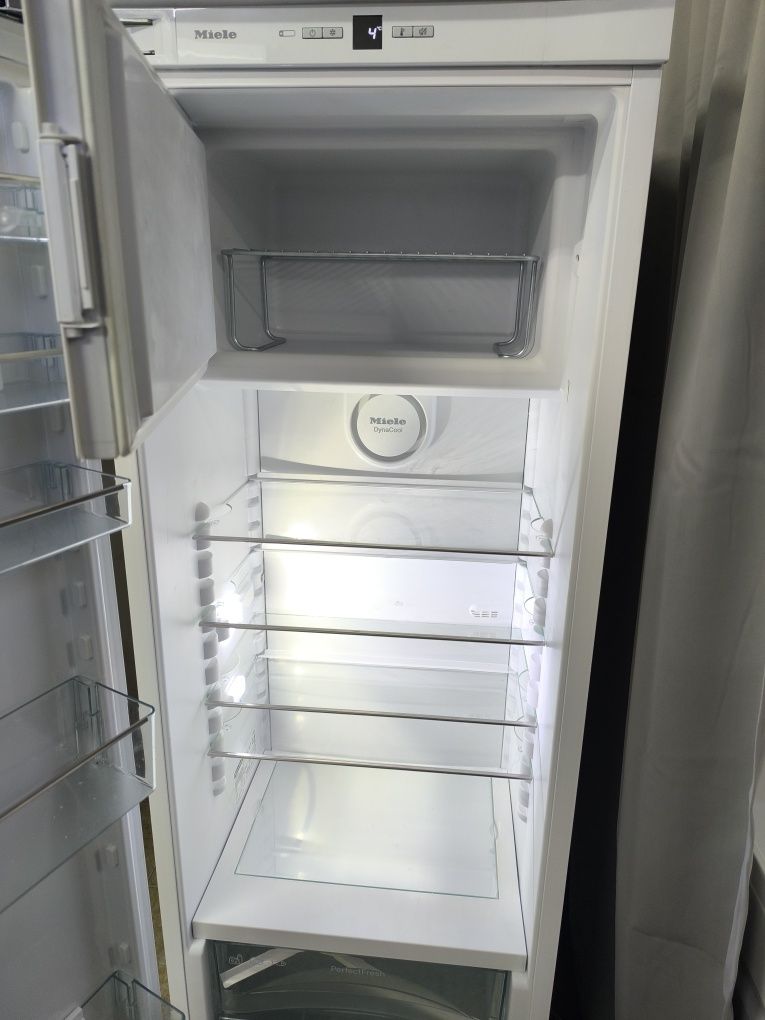 Хладилник Miele K37282IDF - за вграждане с вътрешна камера.