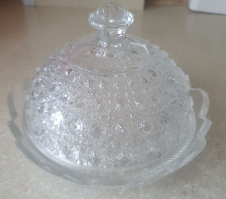 Конфетница, фруктовница, масленка, стаканы.