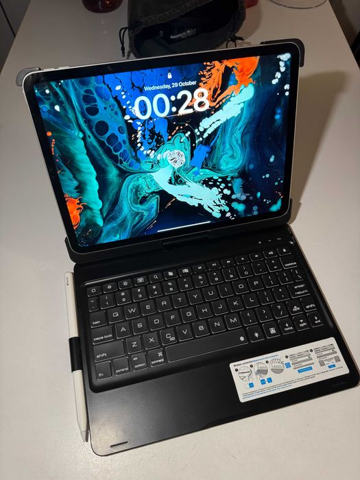 Carcasa Hard cu Tastatura iluminata Apple iPad Pro 11 inch