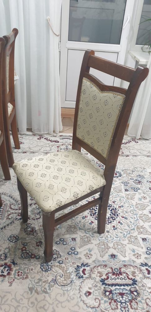 Стол со стульями доя гостинной