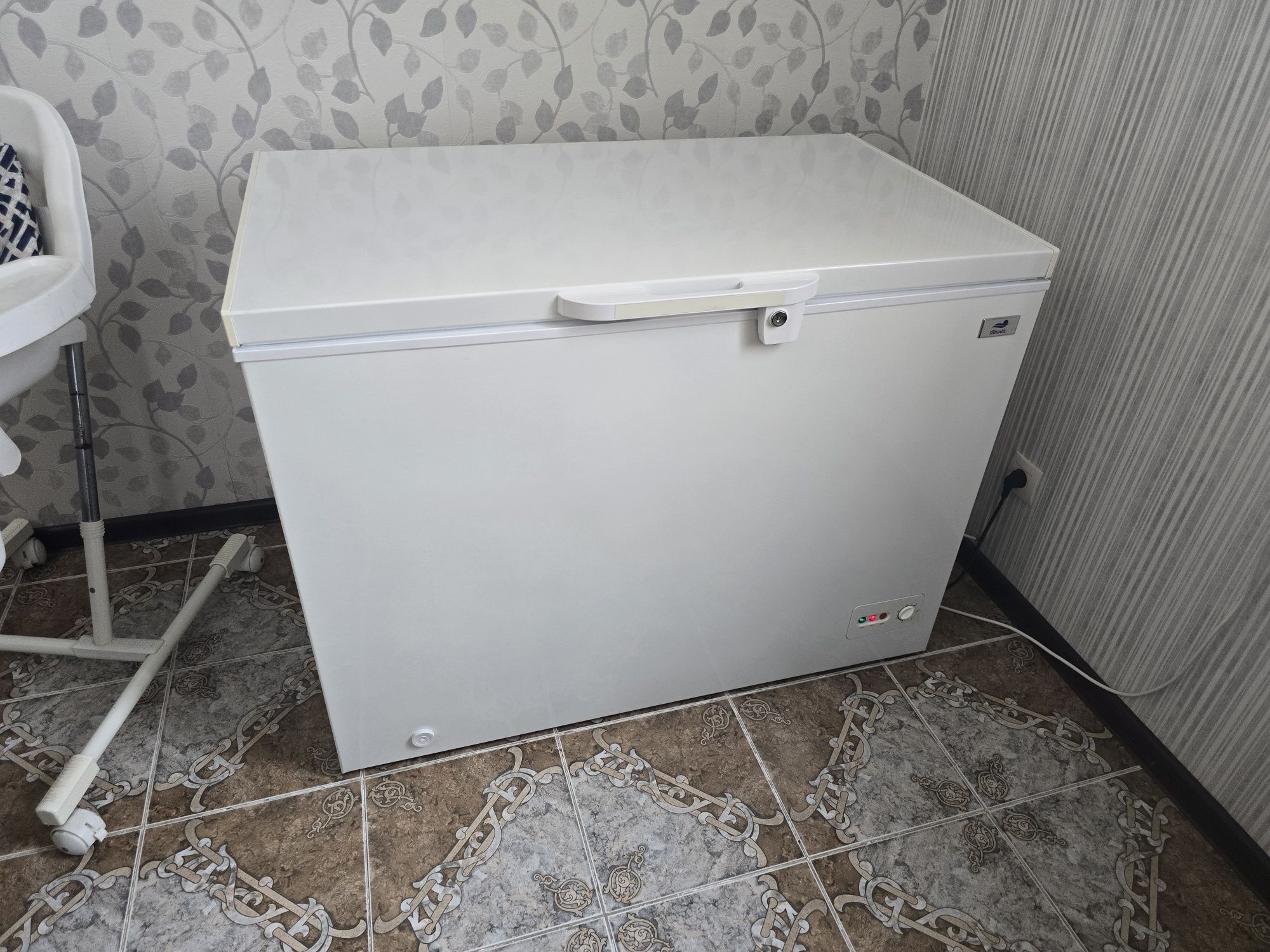 Морозильник Атлант 295 л в идеальном состоянии