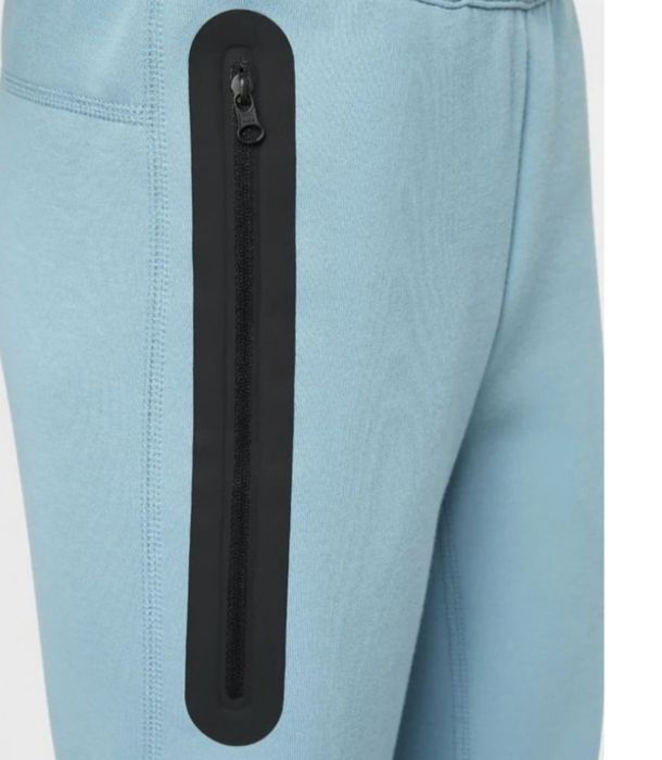 Оригинално долнище на Nike Tech! 128-137.см.