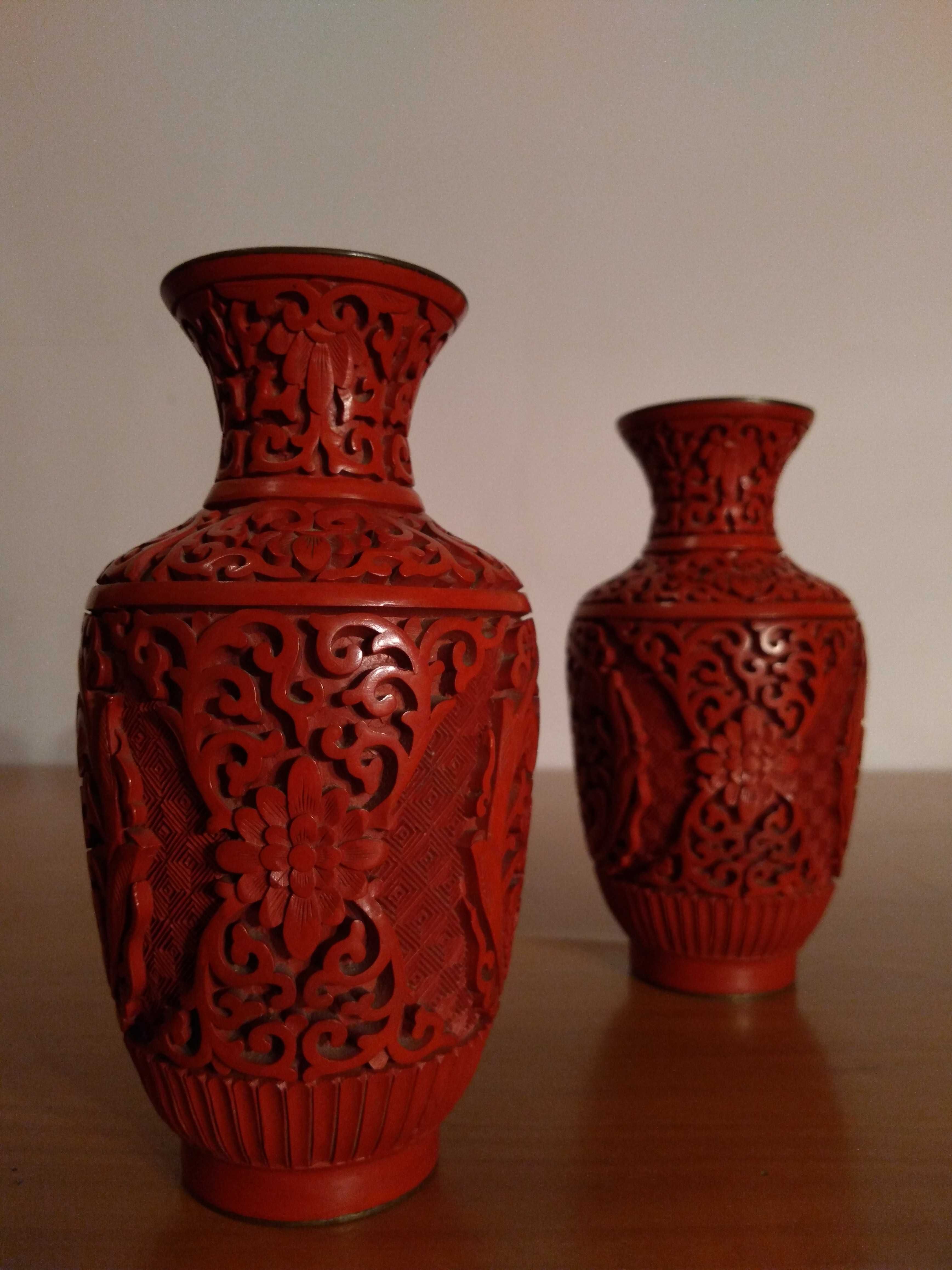 Vaze Asiatice din Cinnabar Rosu Sculptat – Piese Deosebite
