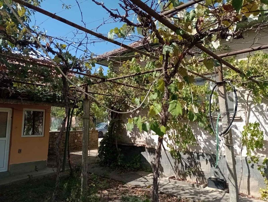 Къща на 100 км от София