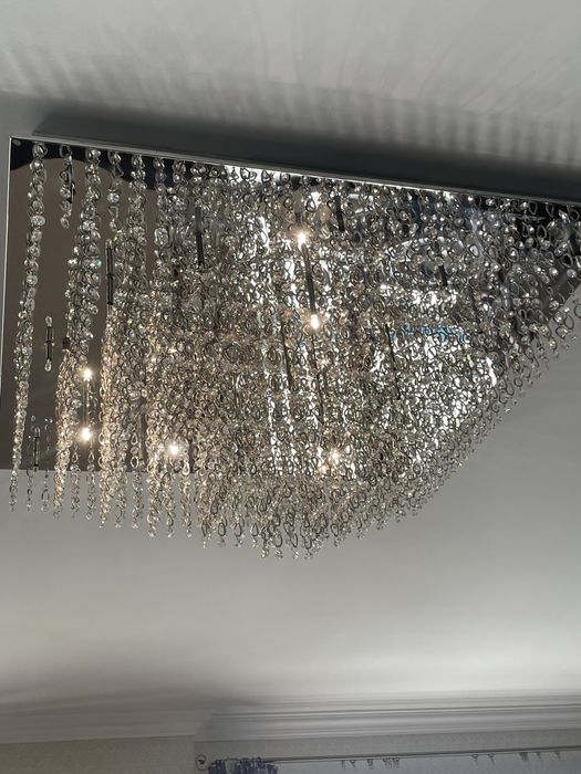 Люстры разные( в зал , спальню и кухню)