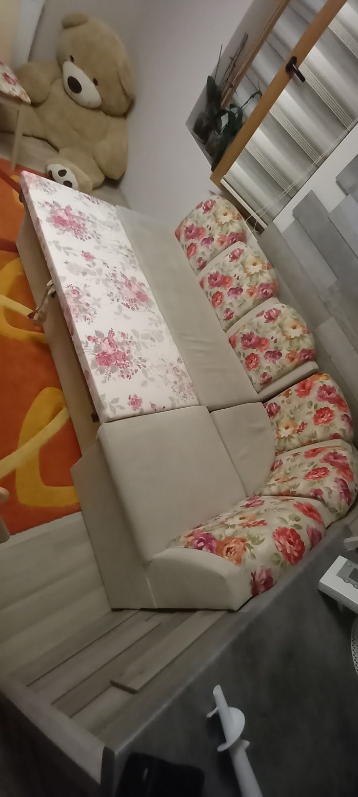 Кухненски диван в комплект с три стола
