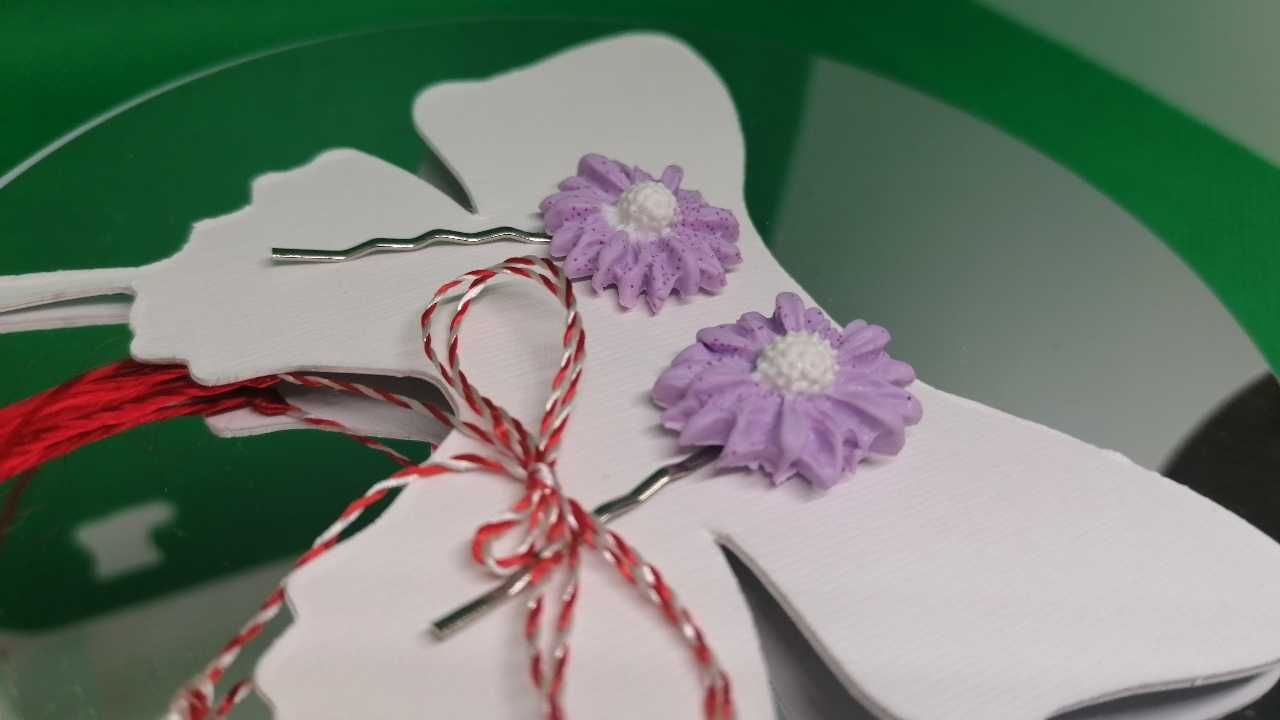 Set agrafe de par mărțișor, cu floricele handmade din FIMO