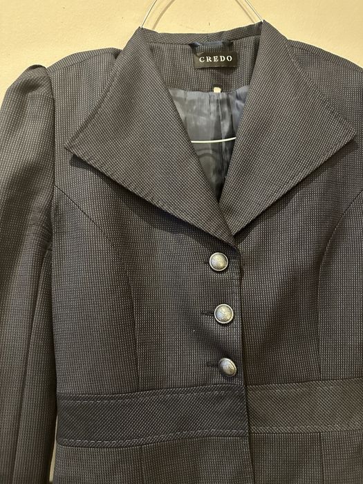 Елегантен тъмносин костюм на Credo за  офиса