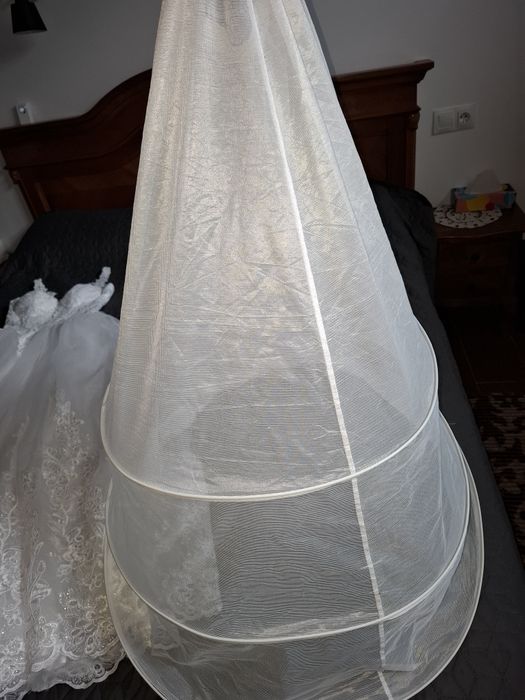 Vând rochie de mireasa+ crinolina 3 cercuri