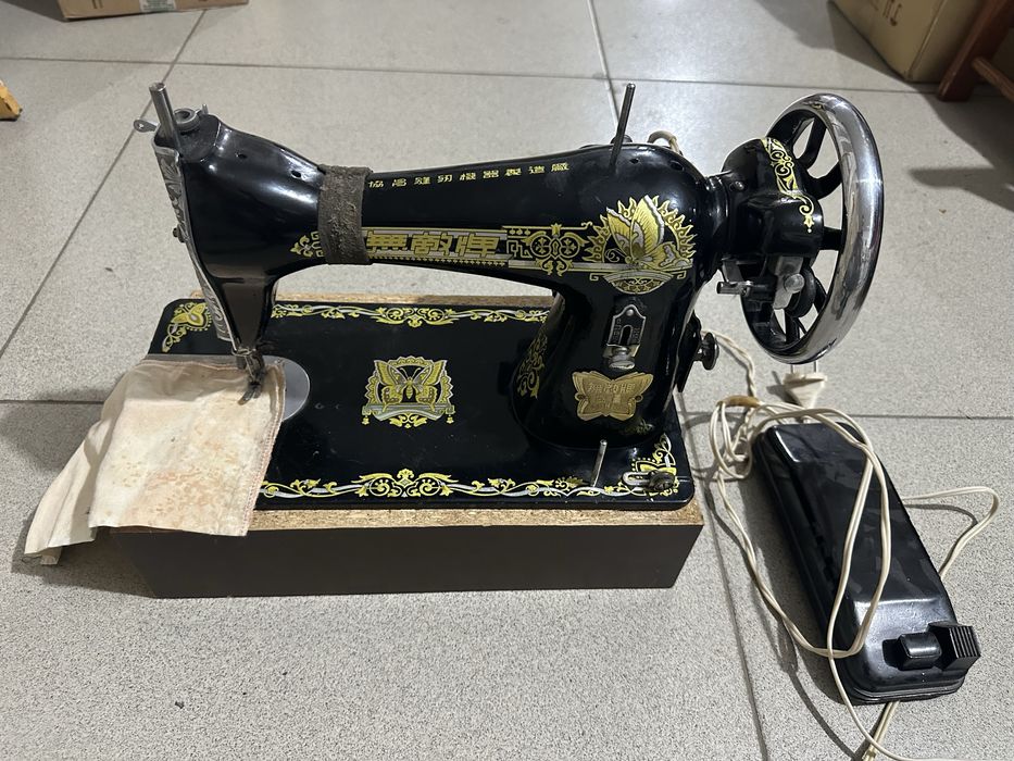 Электрическая швейная машинка