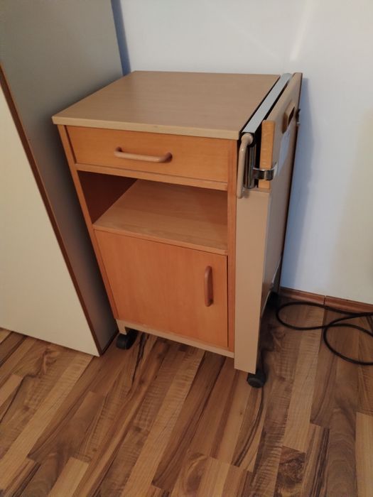 Pat reglabil cu noptiera multifuncțională pentru ingrijit bolnavi.