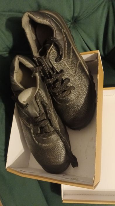 Vand pantofi de lucru