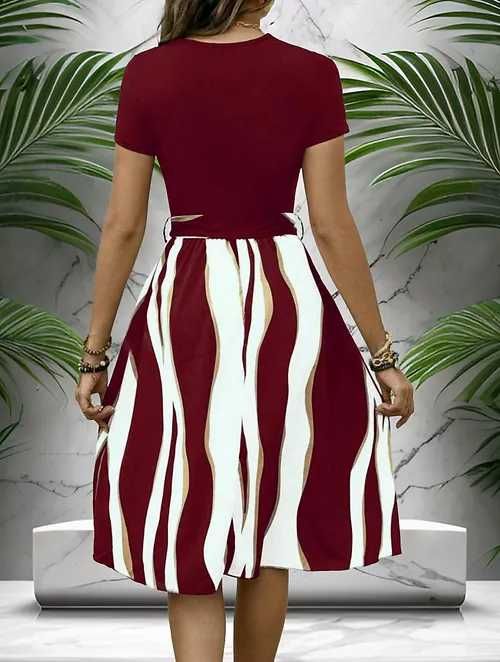 Rochie nouă, midi, elegantă, cu mânecă scurtă și imprimeu ondulat