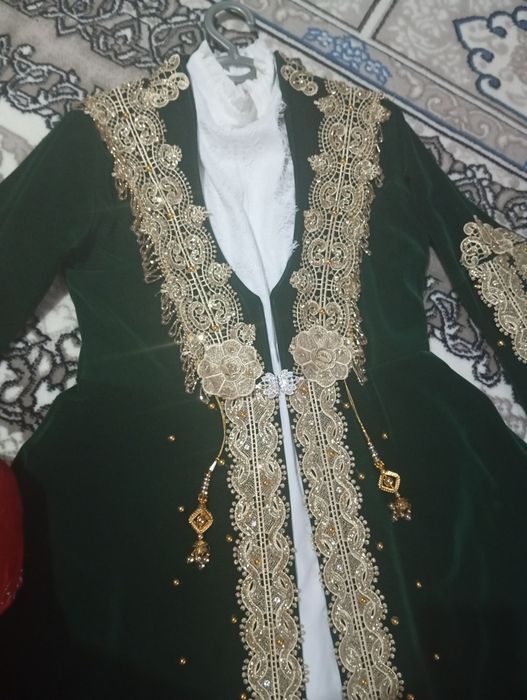 Kelinlar uchun ansambl to'q yawil rangda juda ham ciroyli qishki ansam