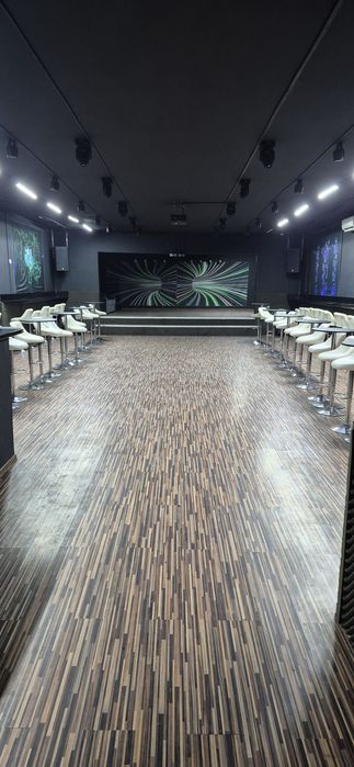 Scaun și masă bar