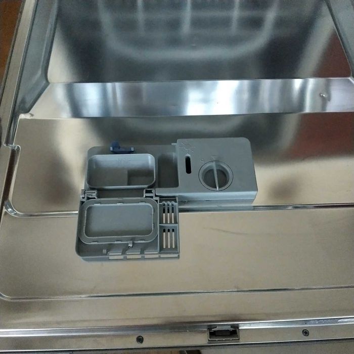 Продавам Съдомиялна за вграждане 12 комплекта HOTPOINT ARISTON LFT228A