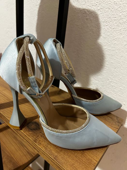 Високи лъщящи токчета