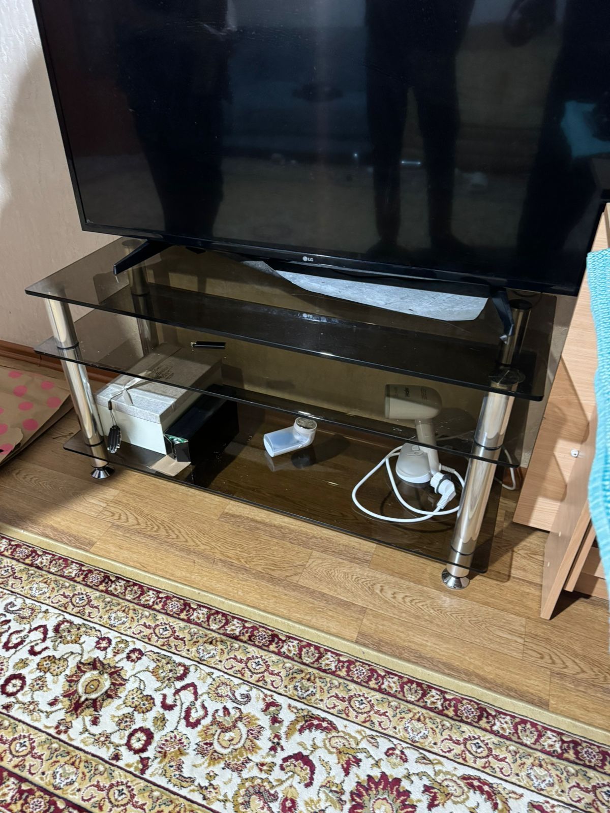 Стол стеклянный под телевизор