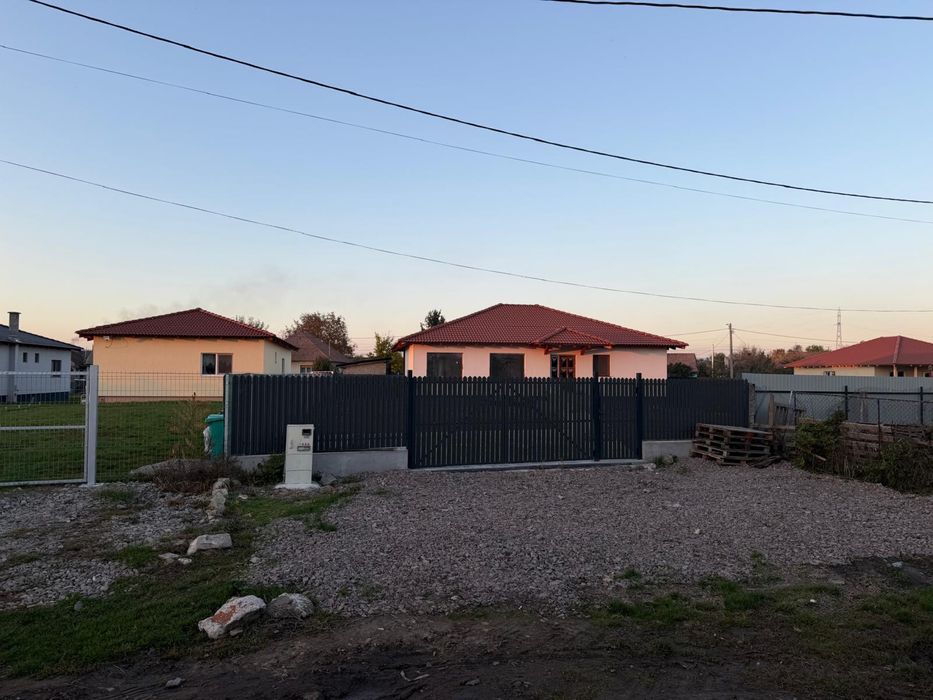 Vând casă recent construită