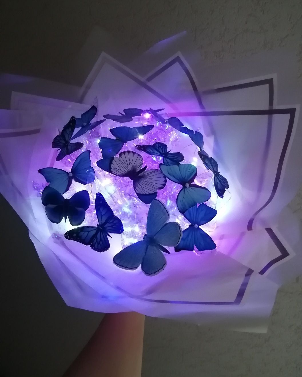 Светящийся букет из бабочек и роз