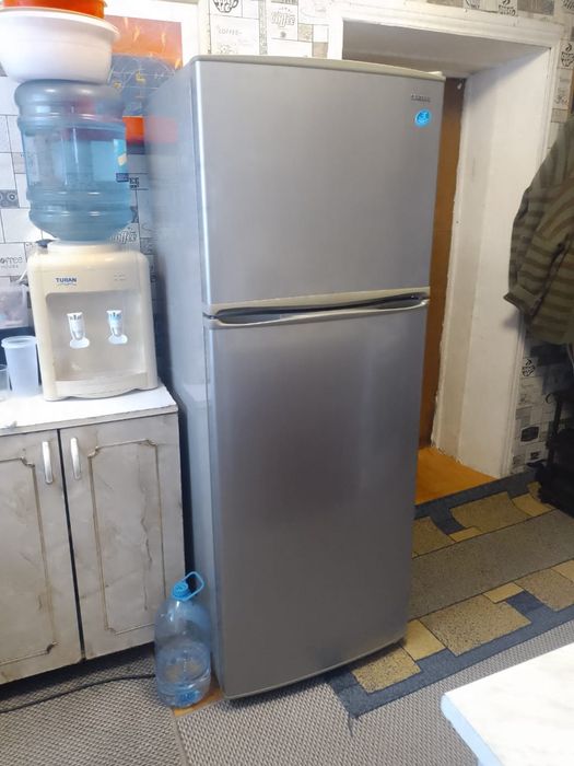 Продам двухкамерный холодильник