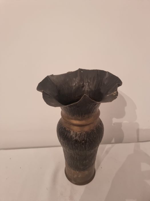 Vază trench art din teacă de obuz, datată 1937