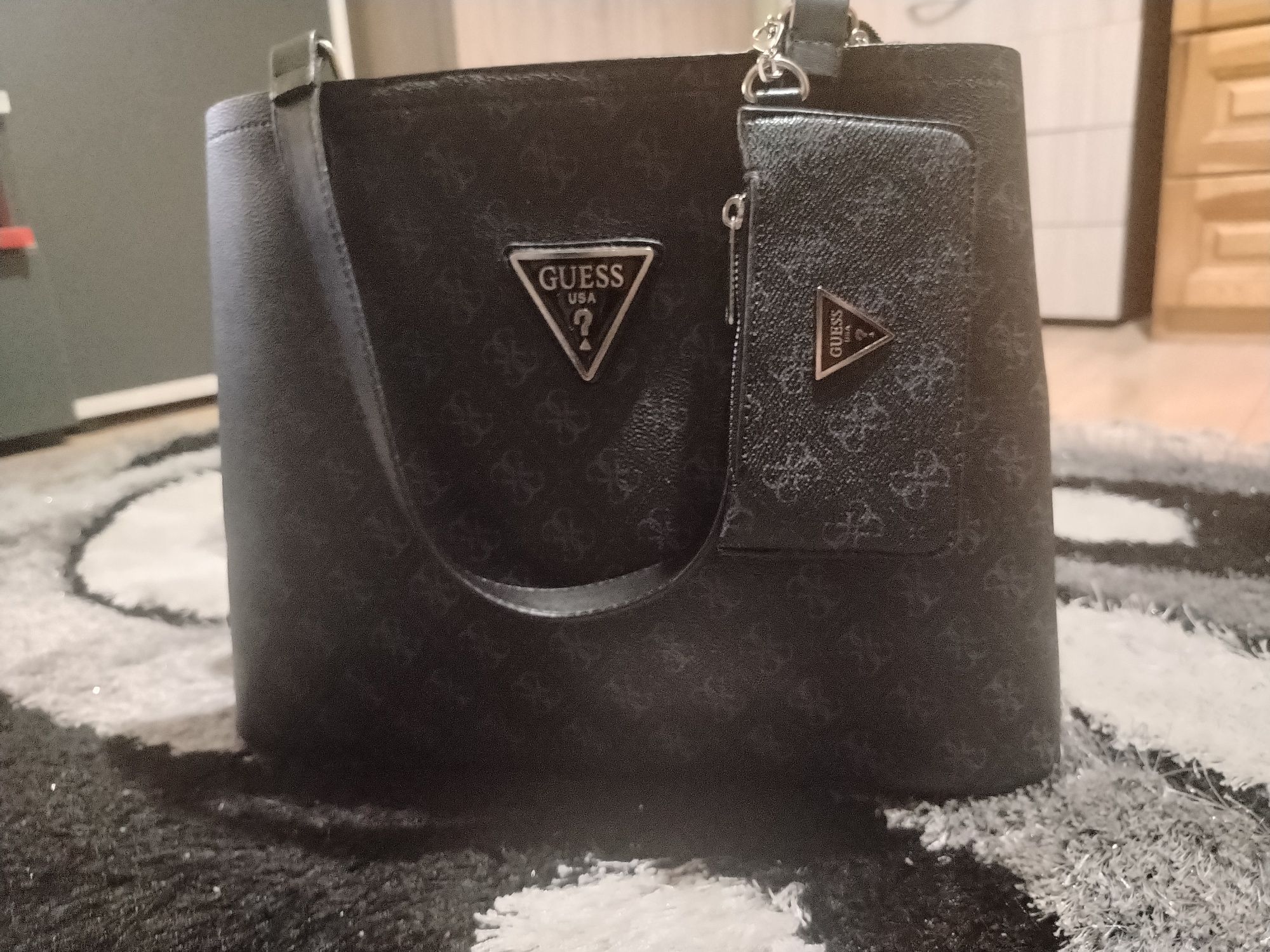 Дамска чанта Guess