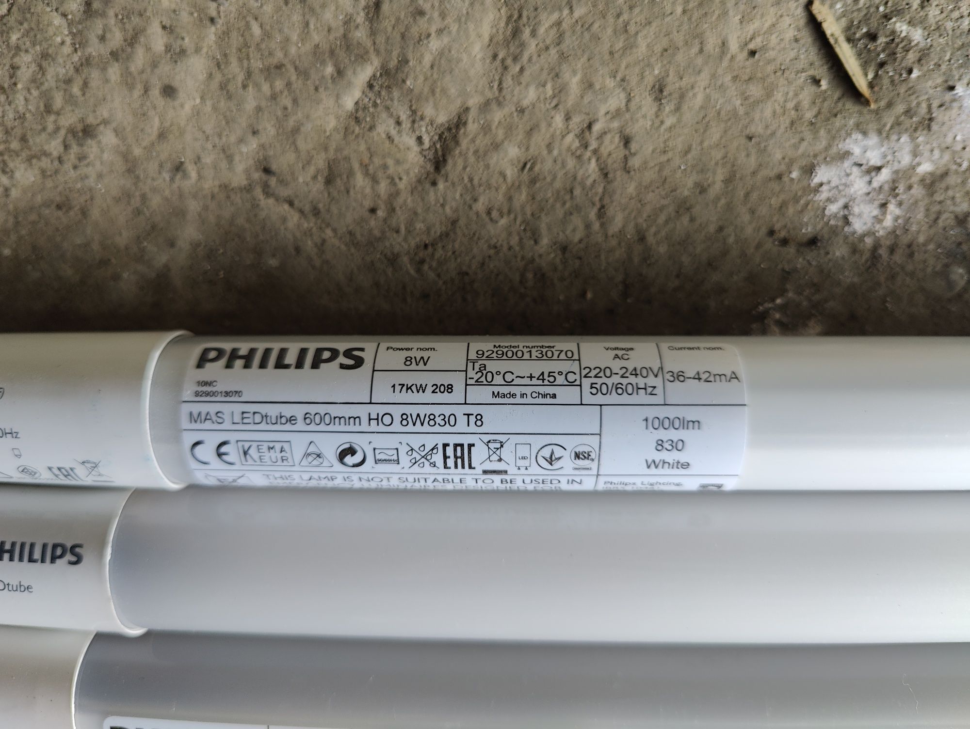 Tub LED Philips 8W 1000 lumeni