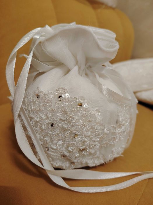 Rochie de mireasā cu accesorii si coronitā