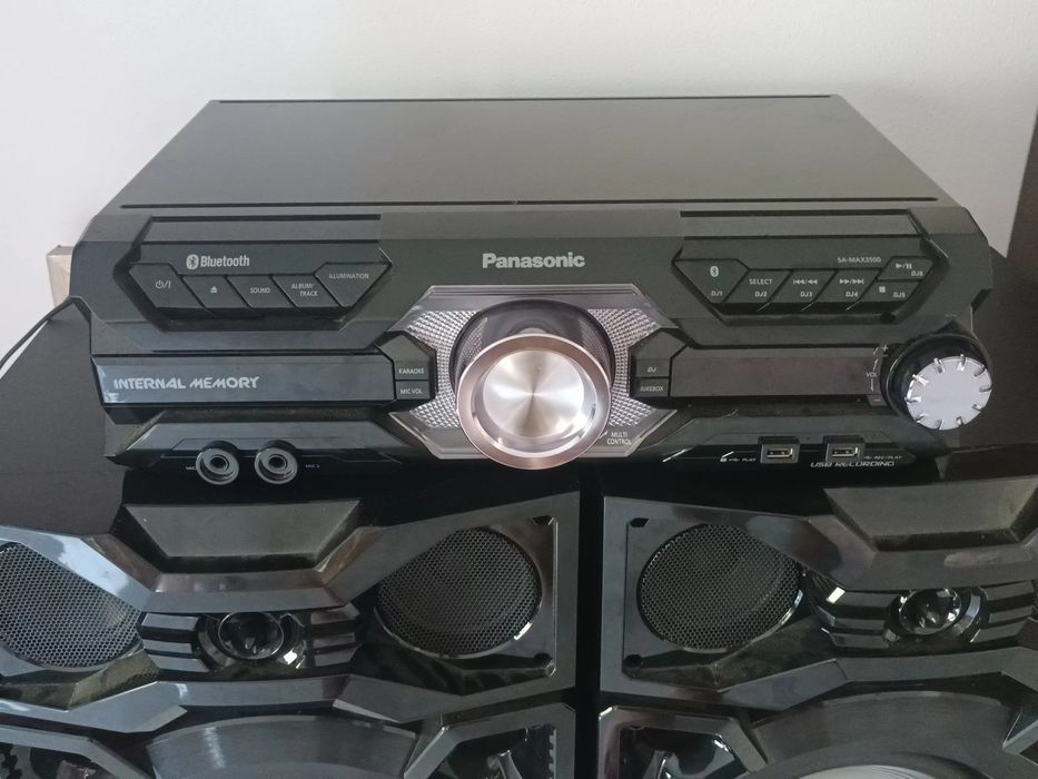 Vând Statie cu Boxe  noii Panasonic