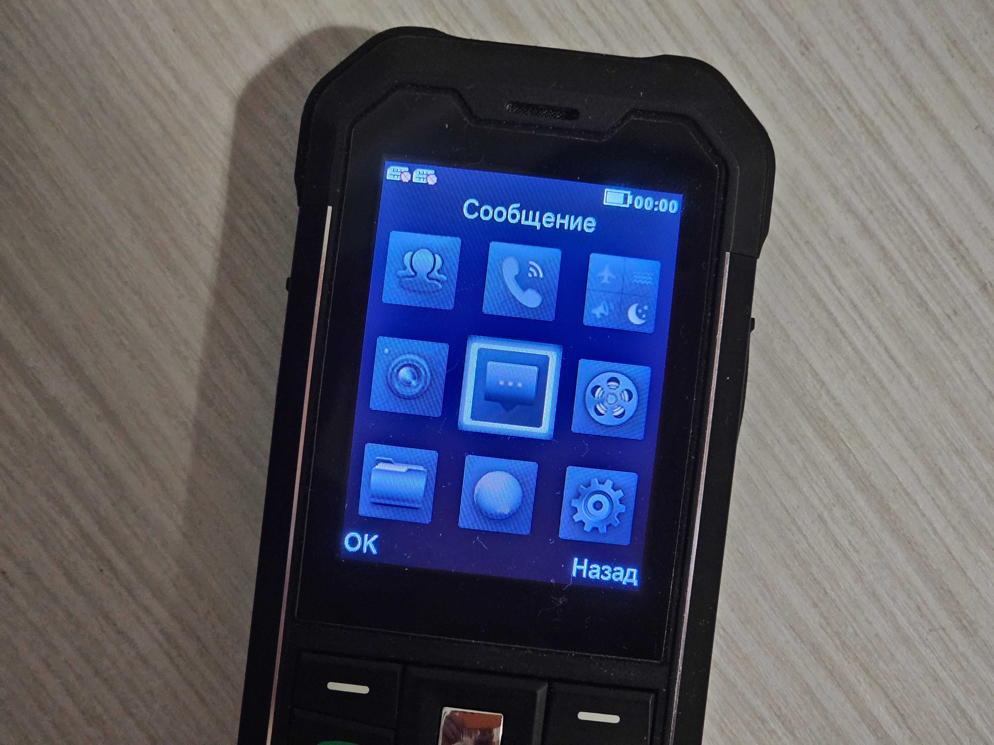 Бутонен защитен телефон AGM M3 с IP68